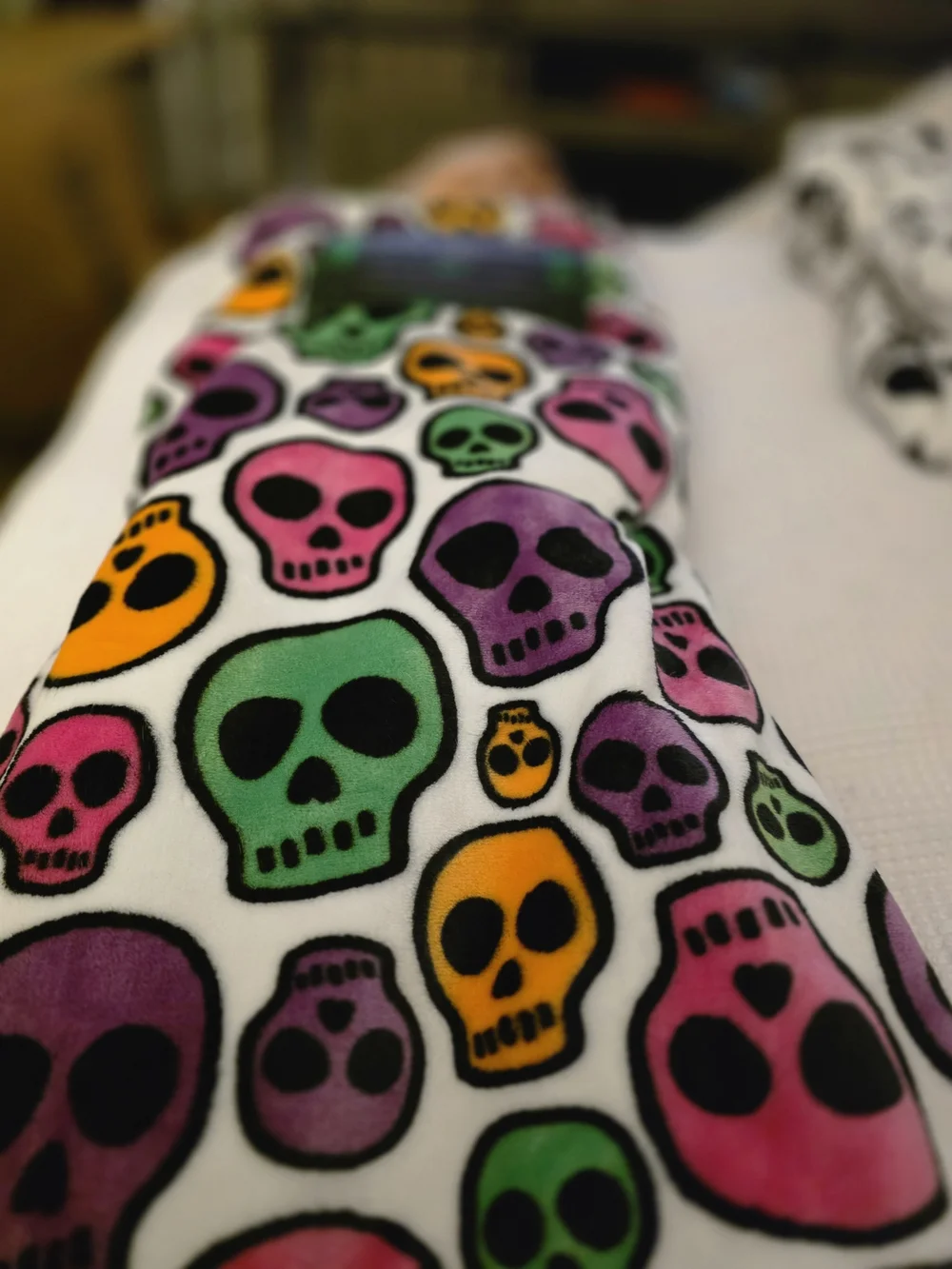 Bone Chilling Nights Skull Print Plush Throw Blanket - Multicolor